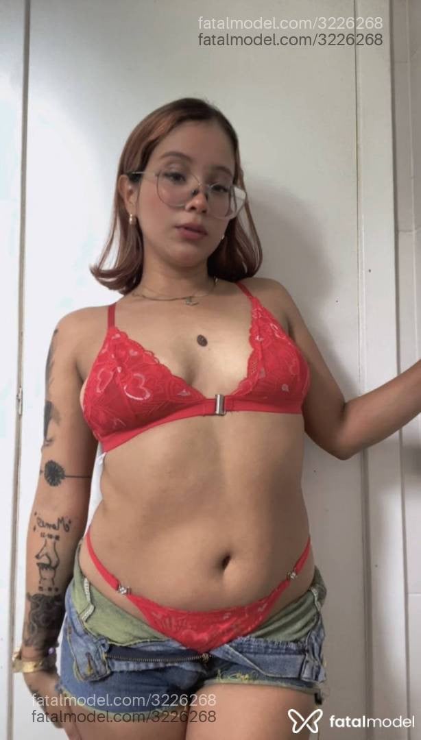 Acompanhante mulher com cabelo colorido de olhos castanhos em Balneário Camboriú - Carla
