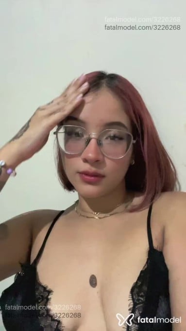 Acompanhante mulher com cabelo colorido de olhos castanhos em Balneário Camboriú - Carla