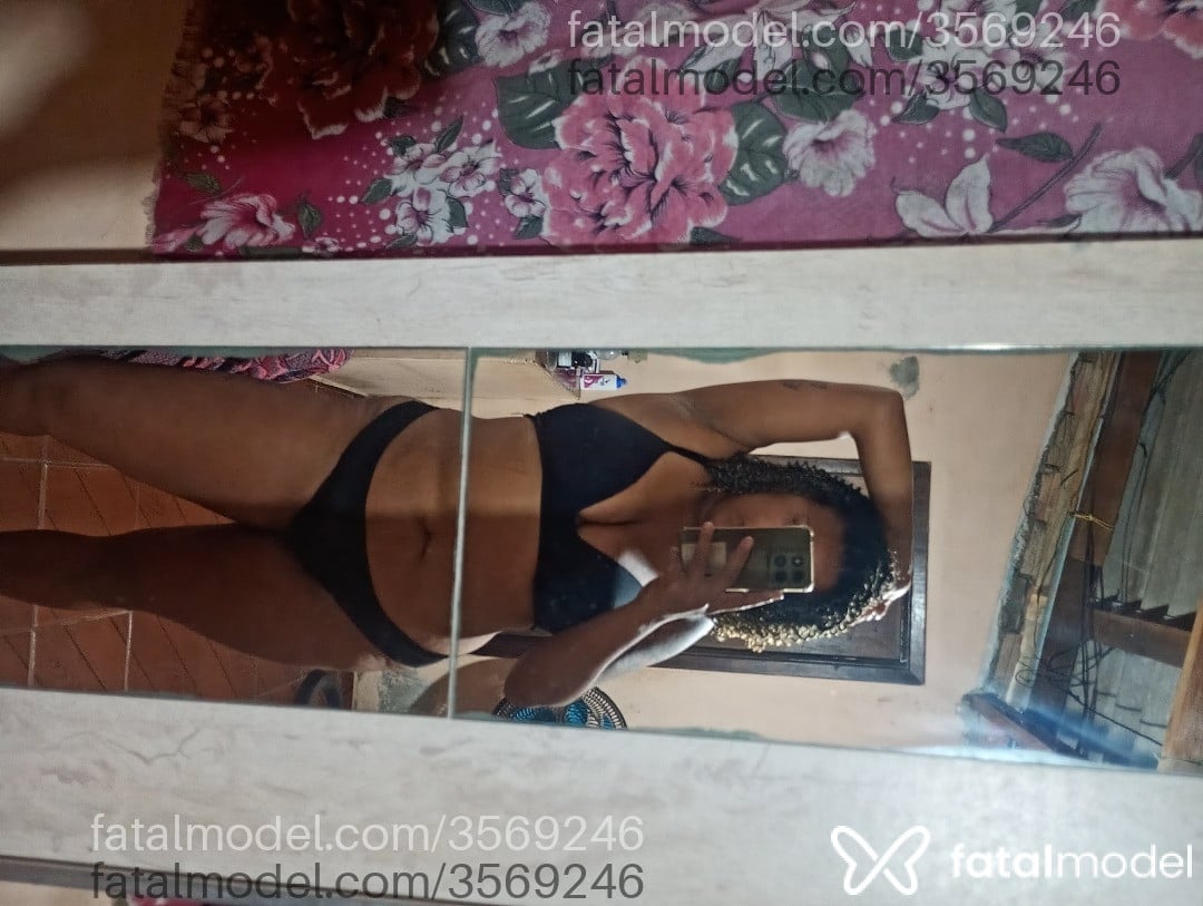 Acompanhante mulher loira (o) de olhos castanhos - Kamily