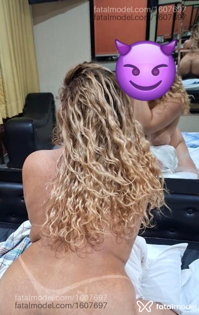 Acompanhante mulher loira (o) de olhos castanhos - Liz Byanque