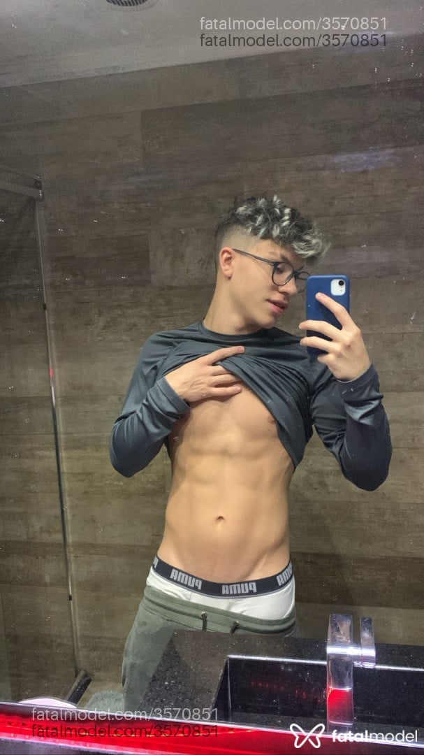 Acompanhante homem com cabelo castanho de olhos castanhos - Zenardi
