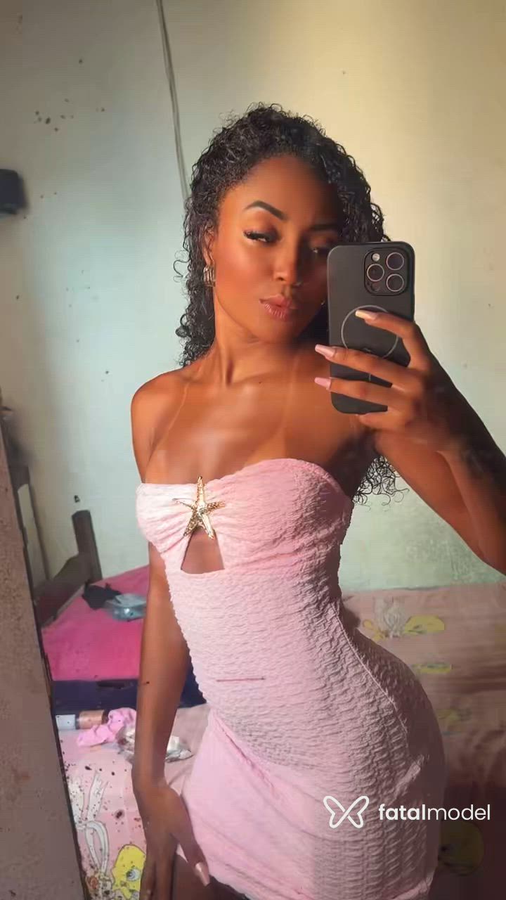 Acompanhante mulher com cabelo castanho de olhos pretos - Vallentina Moreal