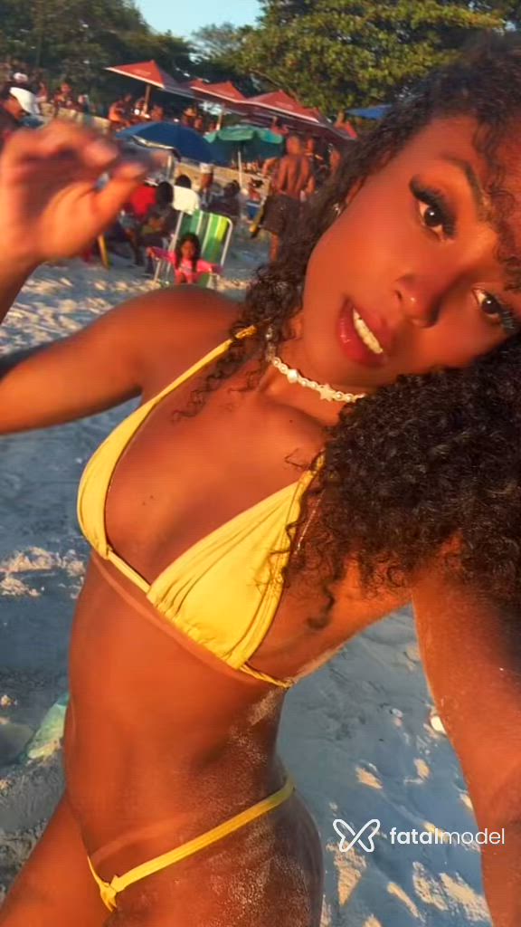 Acompanhante mulher com cabelo castanho de olhos pretos - Vallentina Moreal