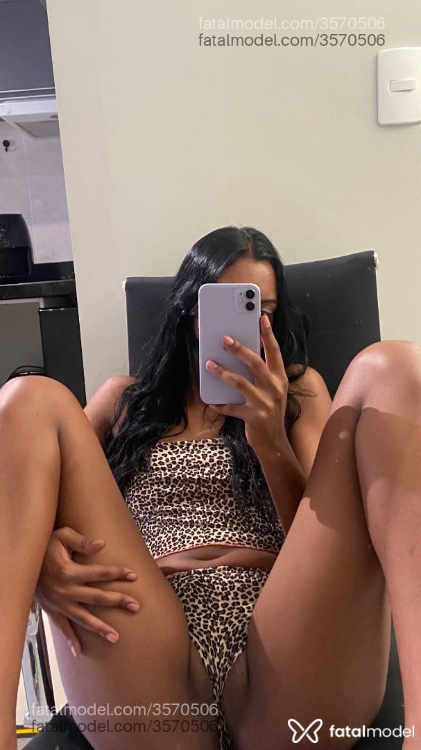 Acompanhante mulher morena (o) de olhos pretos - Naomi