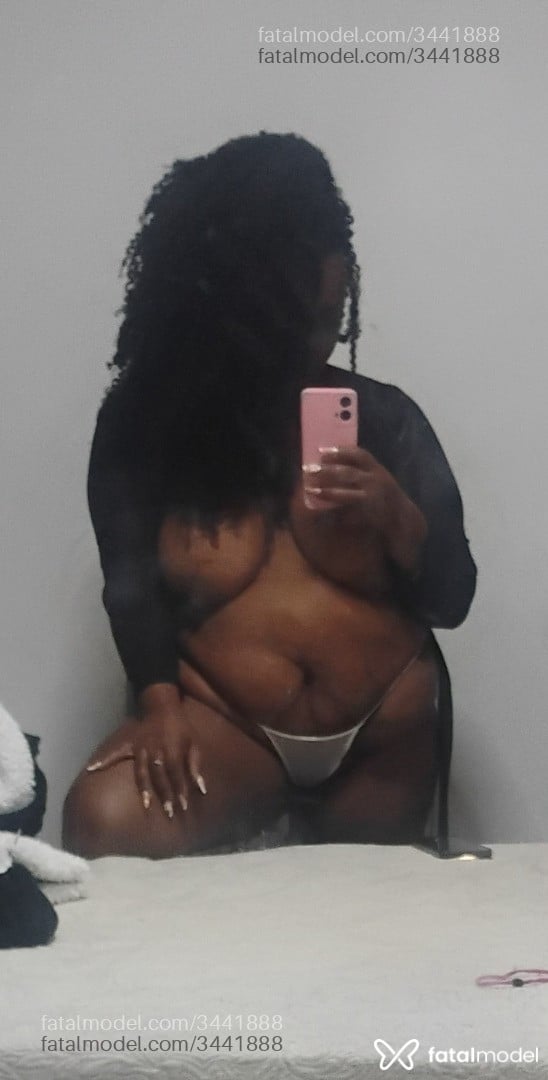 Acompanhante mulher com cabelo castanho de olhos pretos - Ravilla