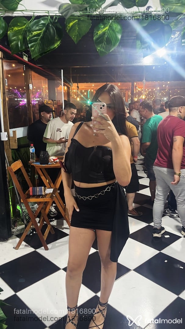 Acompanhante mulher trans com cabelo castanho de olhos castanhos - Julia Pimentel