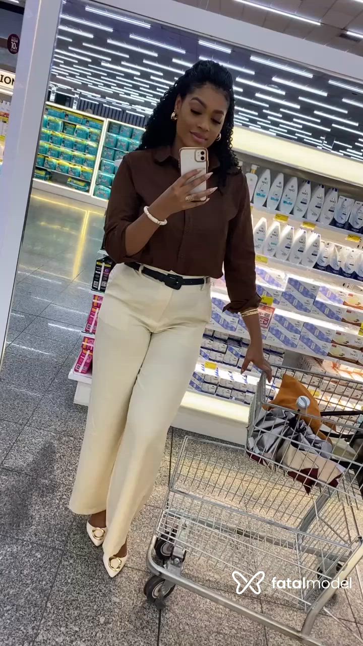 Acompanhante mulher com cabelo castanho de olhos castanhos - Maju Viana