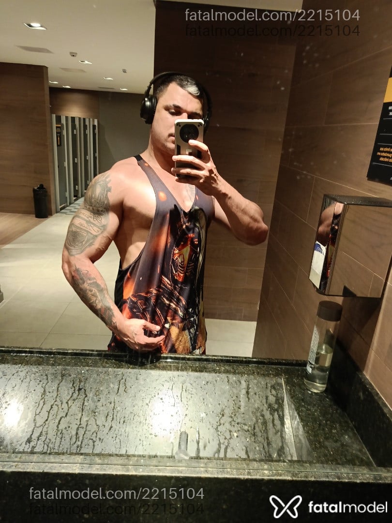 Acompanhante homem com cabelo castanho de olhos verdes - Raul