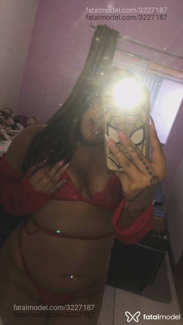 Acompanhante mulher loira (o) de olhos castanhos - Gabrielly