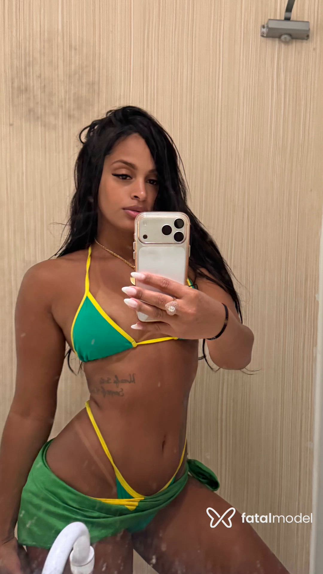 Acompanhante mulher morena (o) de olhos castanhos - Scarllet
