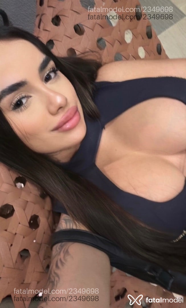 Acompanhante mulher com cabelo castanho de olhos mel - Aline Dias Acompanhante mulher com cabelo castanho de olhos mel - Aline Dias