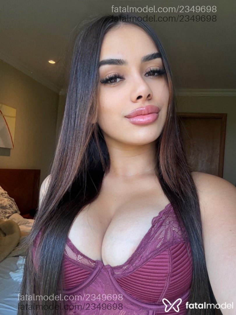 Acompanhante mulher com cabelo castanho de olhos mel - Aline Dias Acompanhante mulher com cabelo castanho de olhos mel - Aline Dias