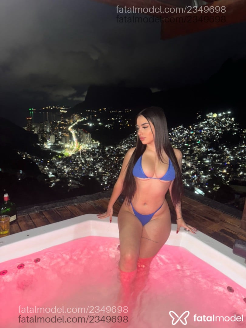 Acompanhante mulher com cabelo castanho de olhos mel - Aline Dias Acompanhante mulher com cabelo castanho de olhos mel - Aline Dias