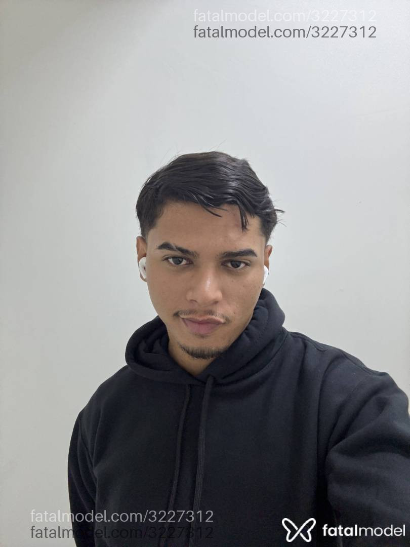 Acompanhante homem morena (o) de olhos pretos em Virtual Acompanhante homem morena (o) de olhos pretos em Virtual - Luan Flop