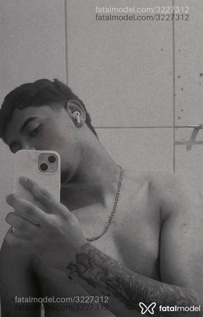 Acompanhante homem morena (o) de olhos pretos em Virtual Acompanhante homem morena (o) de olhos pretos em Virtual - Luan Flop