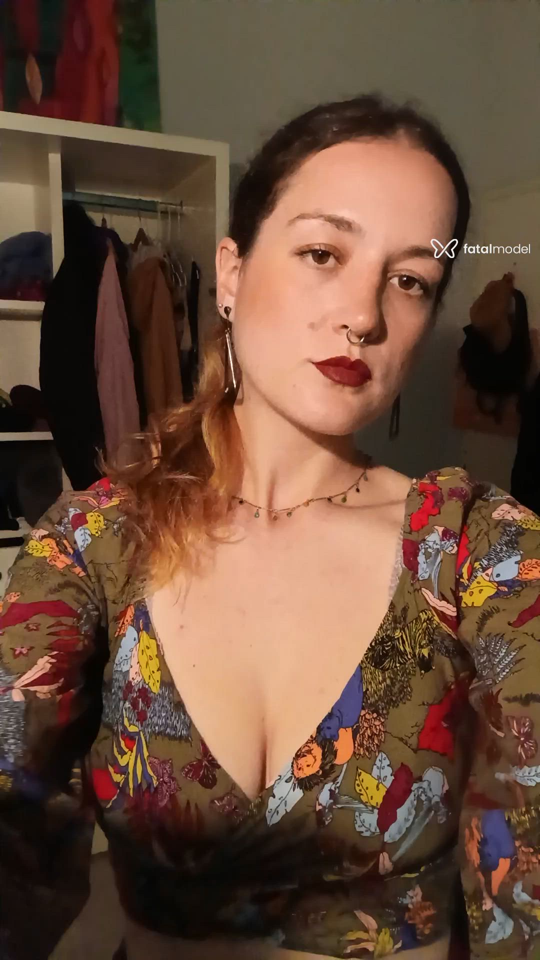 Acompanhante mulher ruiva (o) de olhos castanhos - Raquel