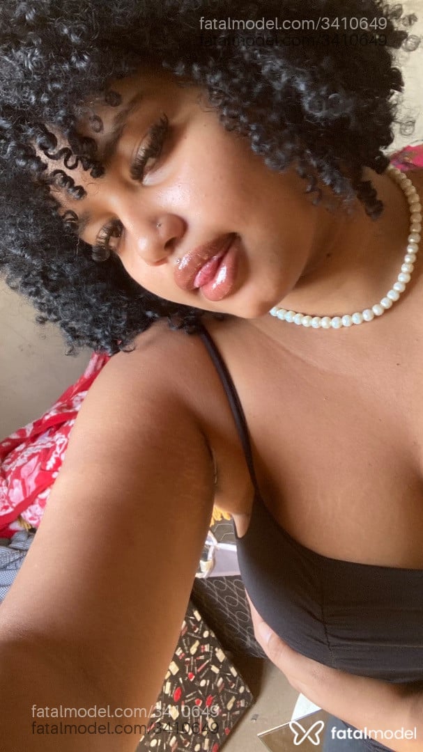 Acompanhante mulher com cabelo colorido de olhos castanhos - Flora