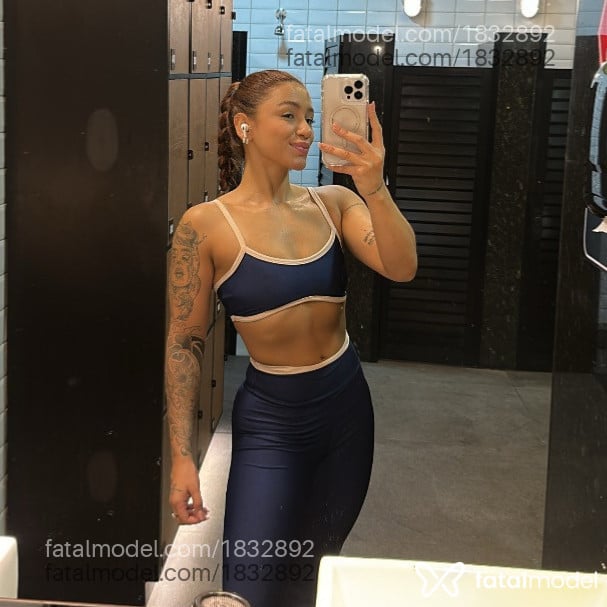 Acompanhante mulher com cabelo castanho de olhos castanhos - Victoria