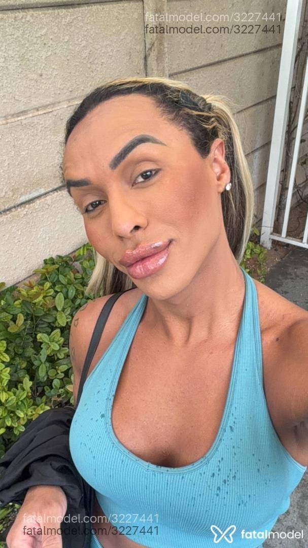 Acompanhante mulher trans loira (o) de olhos castanhos - Jehnny Benevenutt