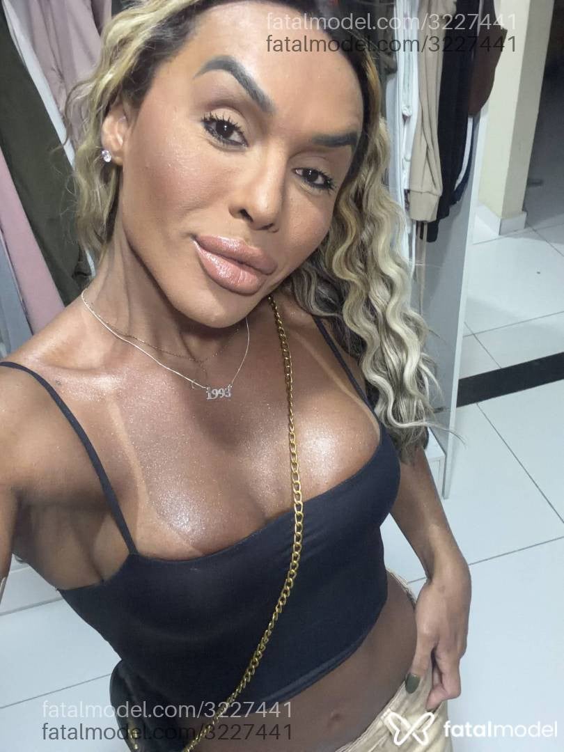 Acompanhante mulher trans loira (o) de olhos castanhos - Jehnny Benevenutt