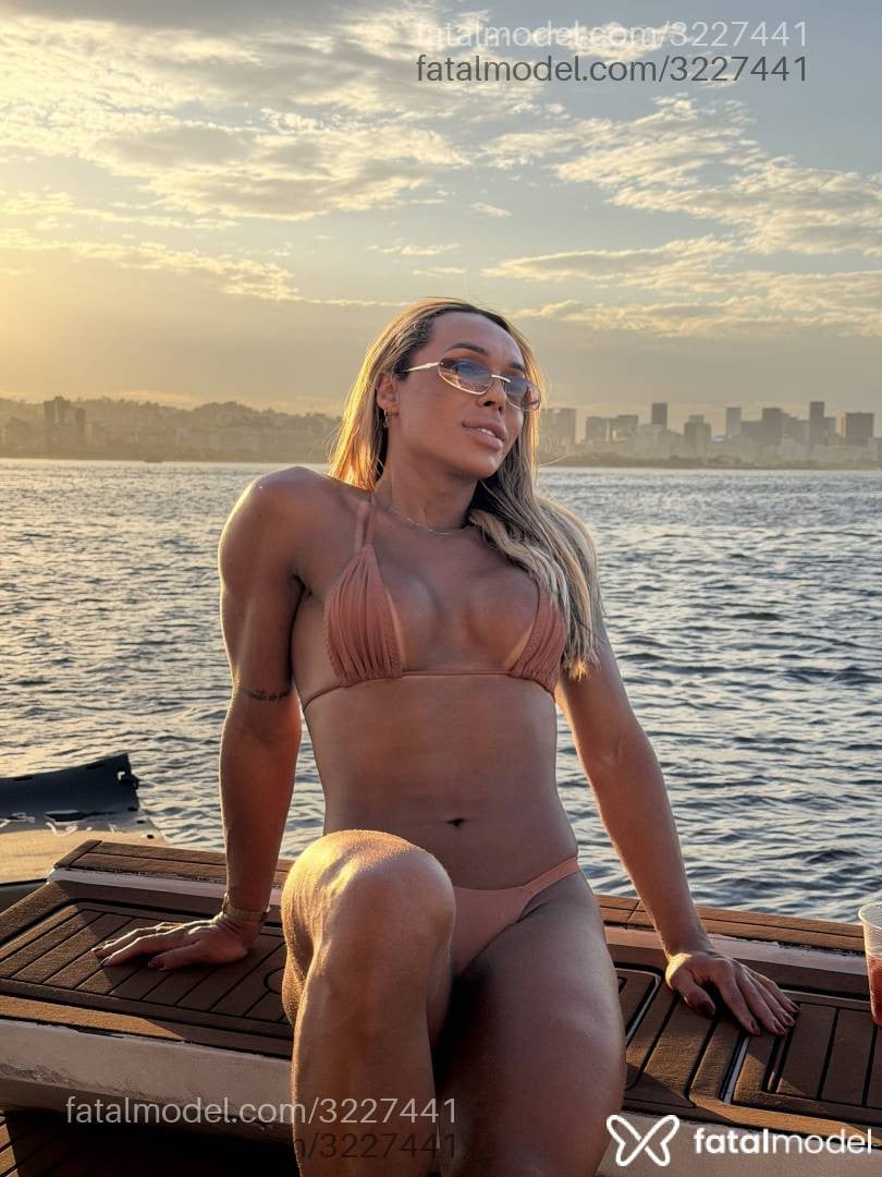 Acompanhante mulher trans loira (o) de olhos castanhos - Jehnny Benevenutt