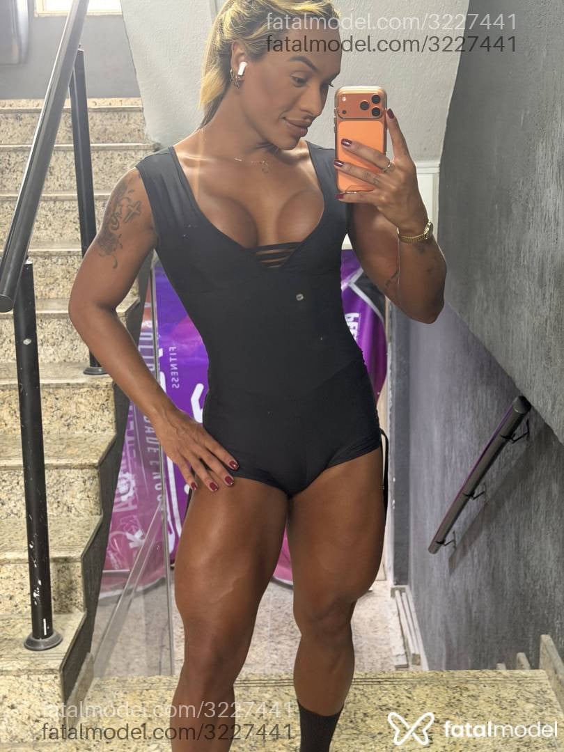 Acompanhante mulher trans loira (o) de olhos castanhos - Jehnny Benevenutt