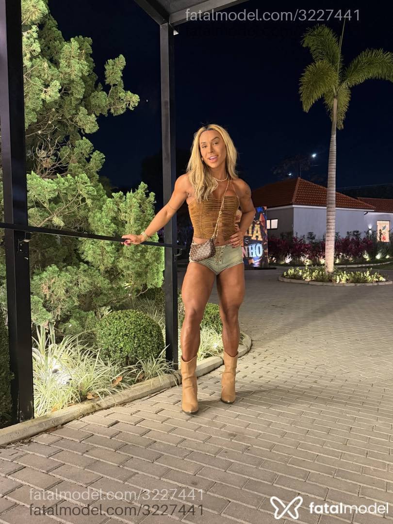 Acompanhante mulher trans loira (o) de olhos castanhos - Jehnny Benevenutt