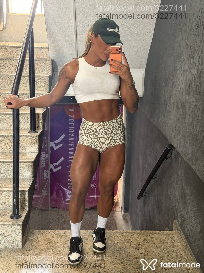 Acompanhante mulher trans loira (o) de olhos castanhos - Jehnny Benevenutt