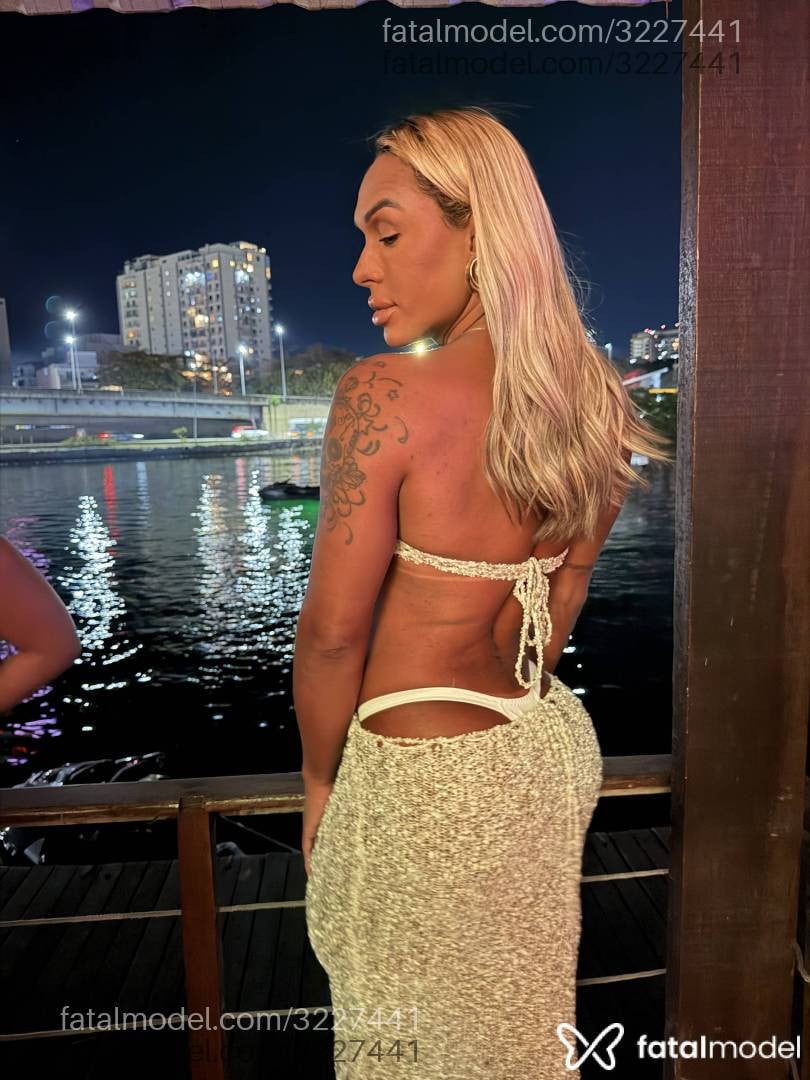 Acompanhante mulher trans loira (o) de olhos castanhos - Jehnny Benevenutt Acompanhante mulher trans loira (o) de olhos castanhos - Jehnny Benevenutt