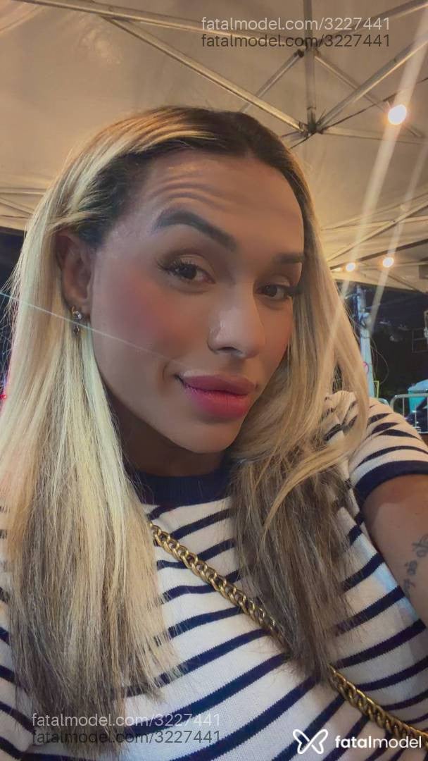 Acompanhante mulher trans loira (o) de olhos castanhos - Jehnny Benevenutt