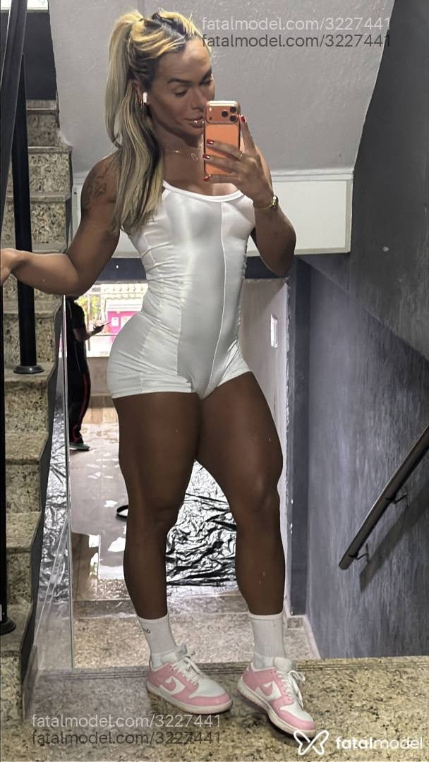 Acompanhante mulher trans loira (o) de olhos castanhos - Jehnny Benevenutt
