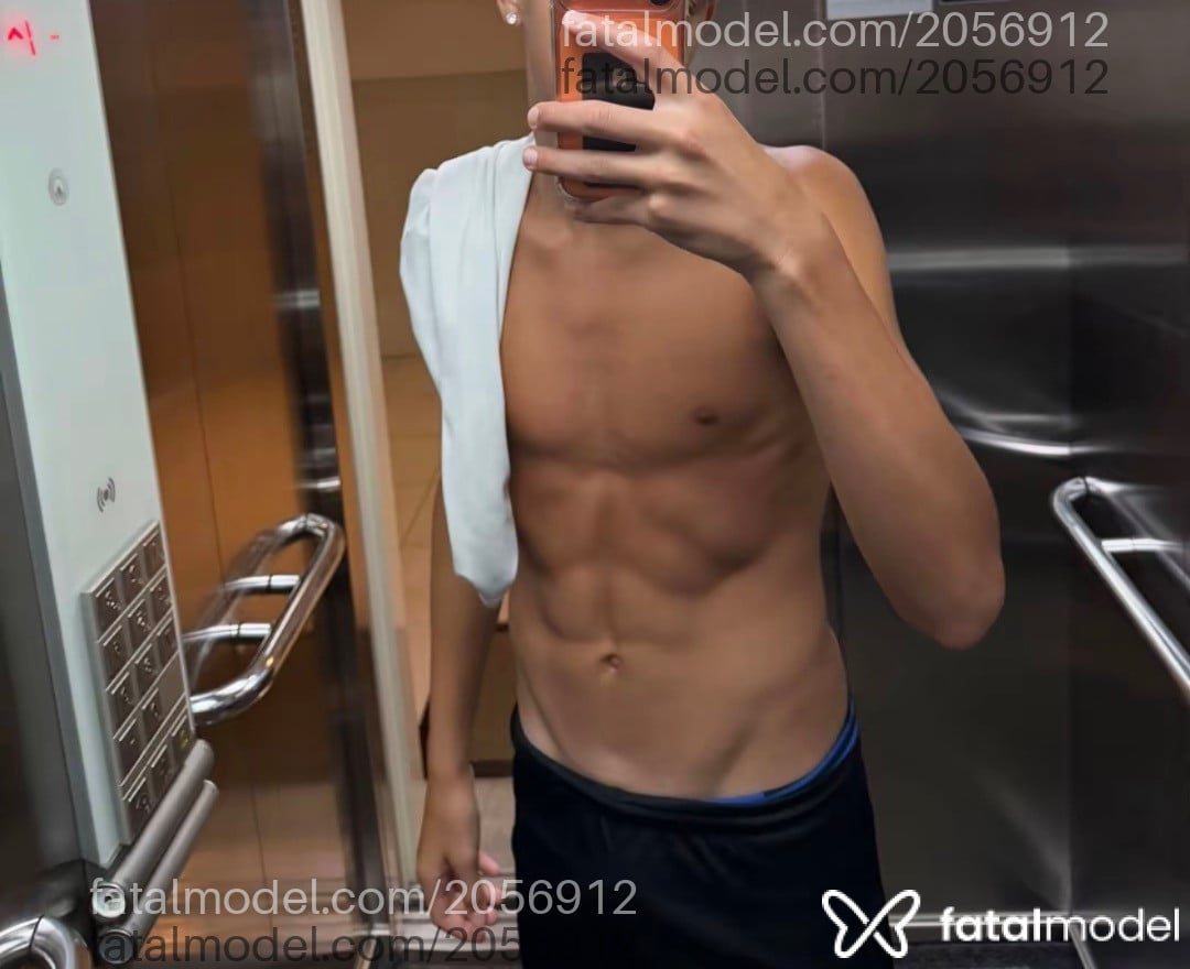 Acompanhante homem com cabelo castanho de olhos castanhos - Pivetinhoativo