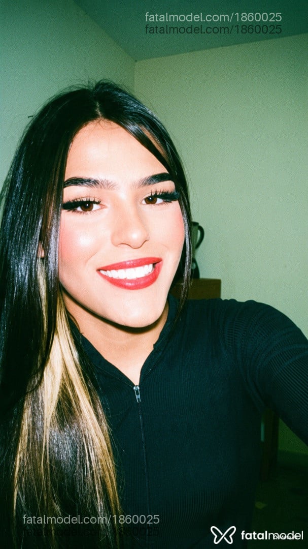 Acompanhante mulher trans com cabelo castanho de olhos castanhos - Cleo