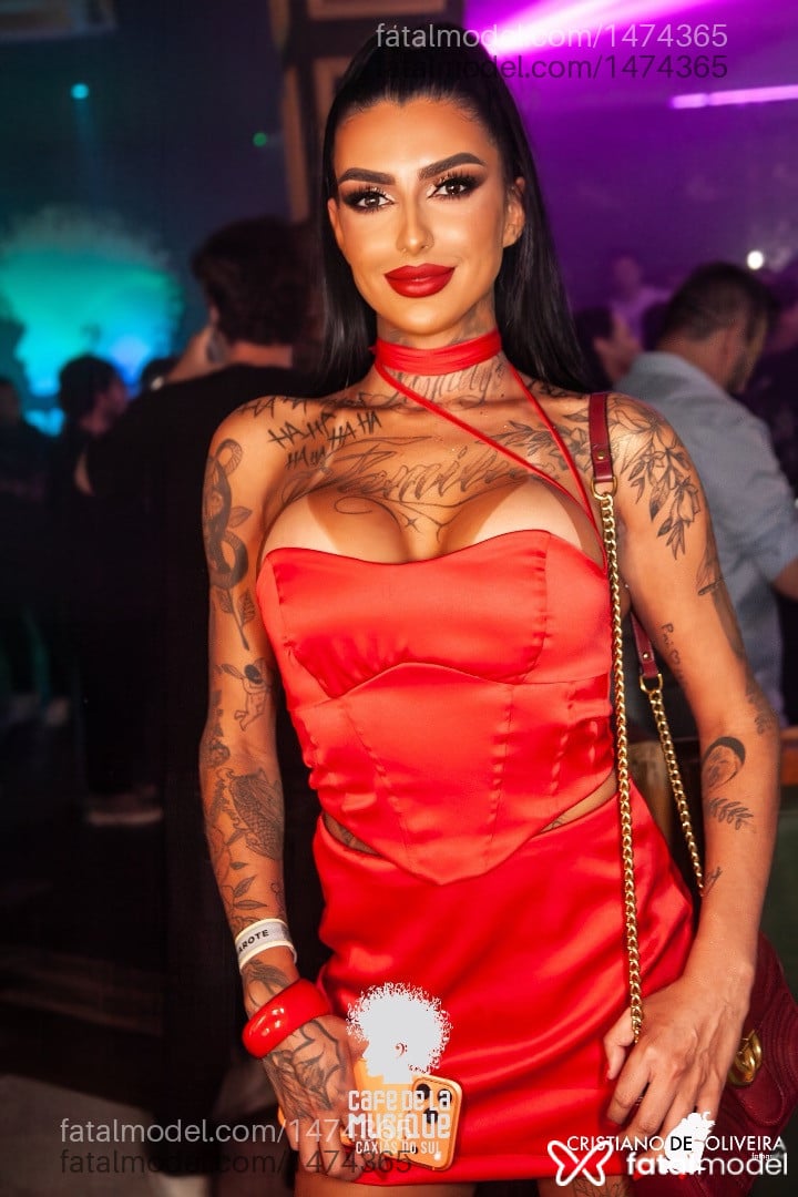 Acompanhante mulher trans morena (o) de olhos mel - Maitê Albeche