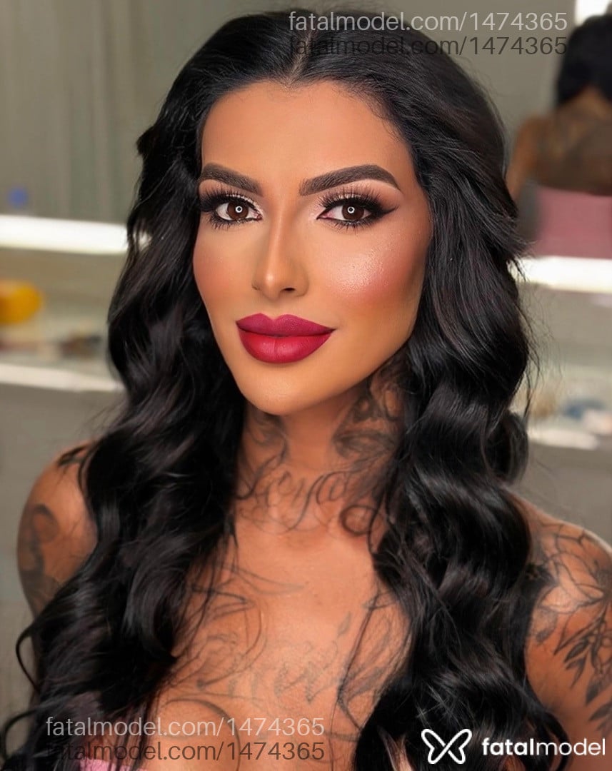 Acompanhante mulher trans morena (o) de olhos mel - Maitê Albeche