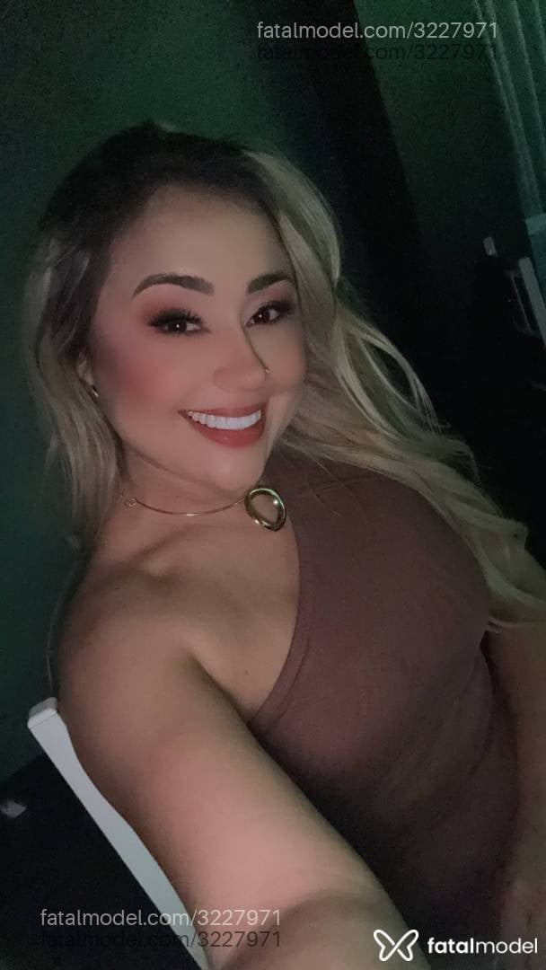 Acompanhante mulher loira (o) de olhos castanhos - Maya Ribeiro