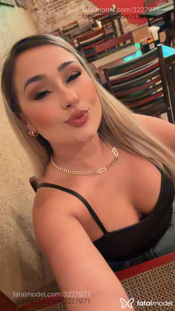 Acompanhante mulher loira (o) de olhos castanhos - Maya Ribeiro
