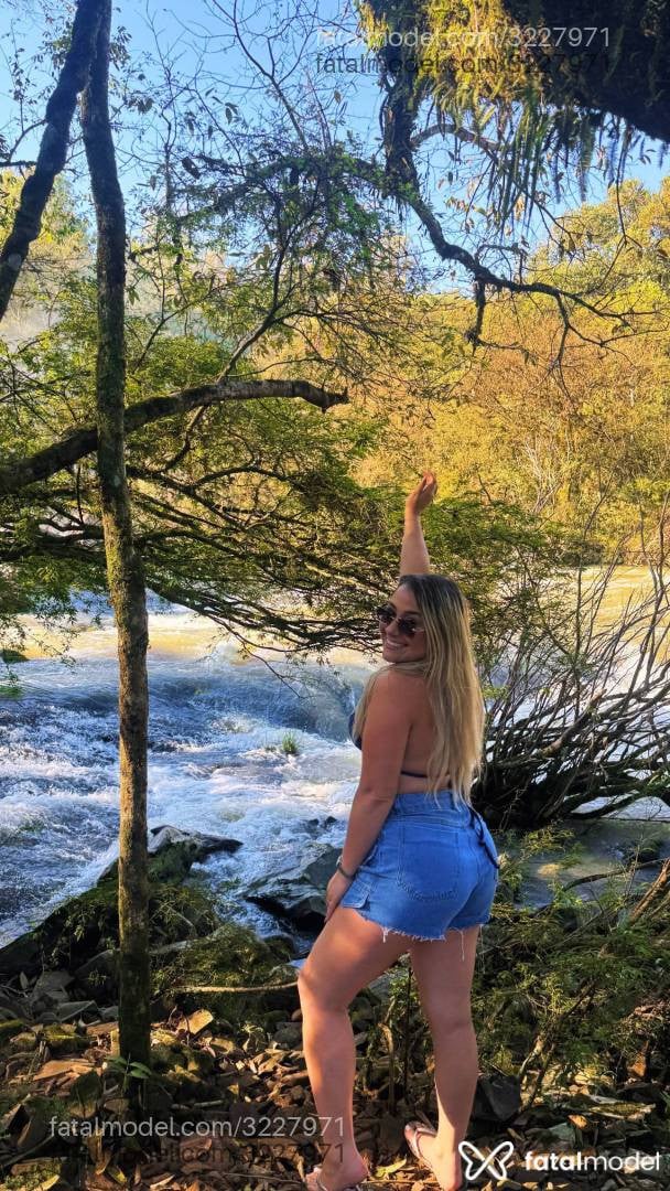 Acompanhante mulher loira (o) de olhos castanhos - Maya Ribeiro