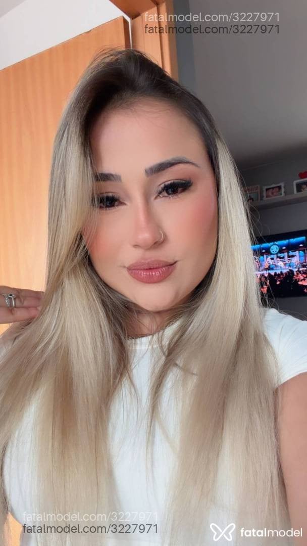 Acompanhante mulher loira (o) de olhos castanhos - Maya Ribeiro