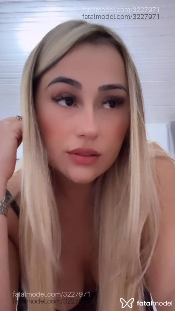 Acompanhante mulher loira (o) de olhos castanhos - Maya Ribeiro