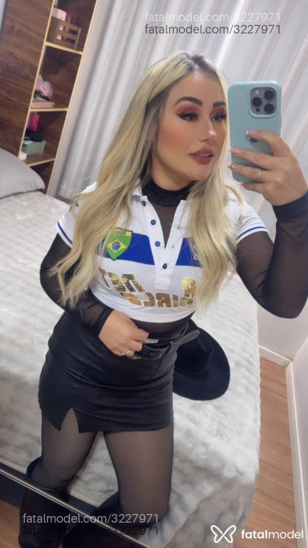 Acompanhante mulher loira (o) de olhos castanhos - Maya Ribeiro