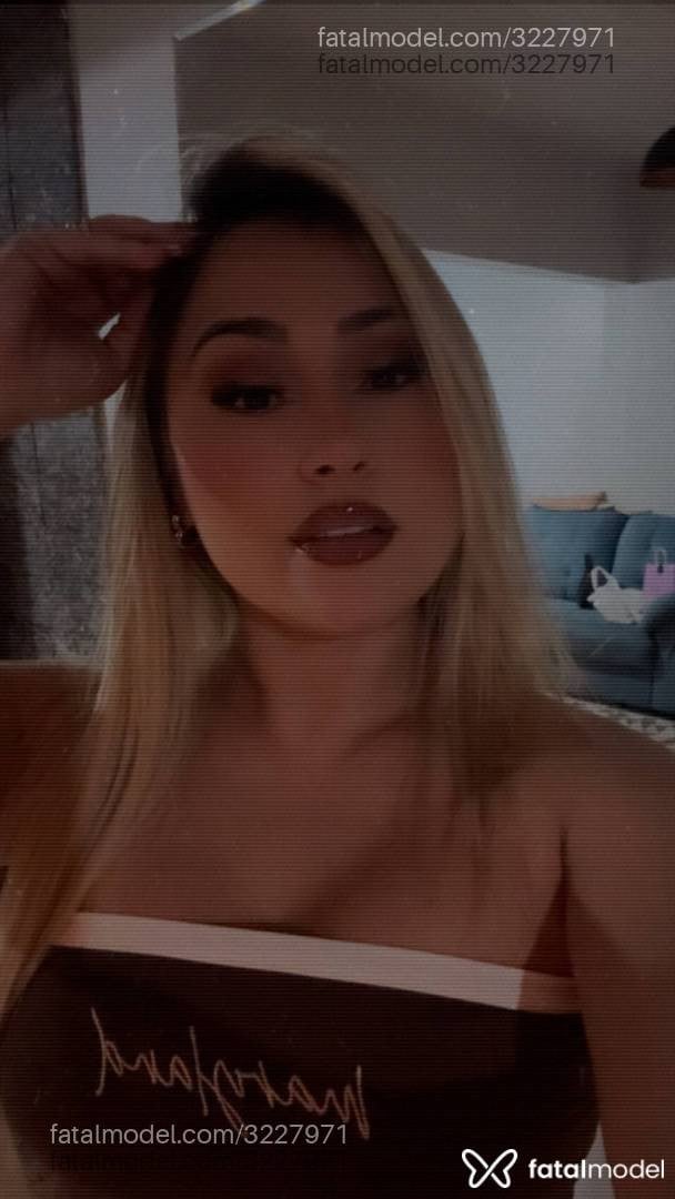 Acompanhante mulher loira (o) de olhos castanhos - Maya Ribeiro