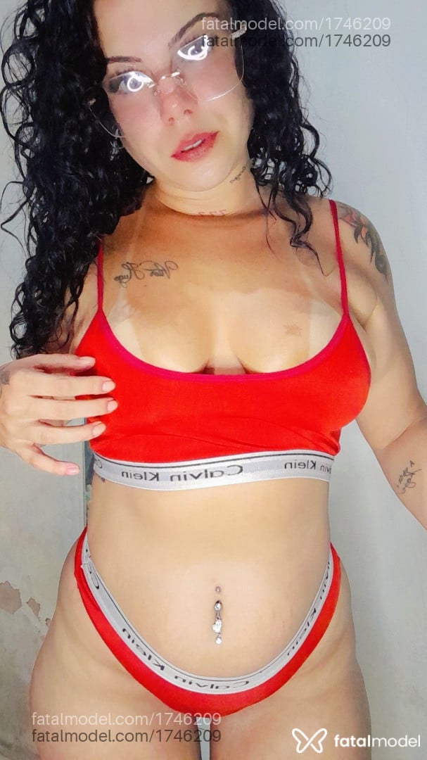 Acompanhante mulher morena (o) de olhos castanhos - Vitória