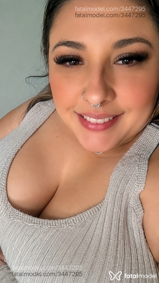 Acompanhante mulher loira (o) de olhos castanhos - Anny Costa