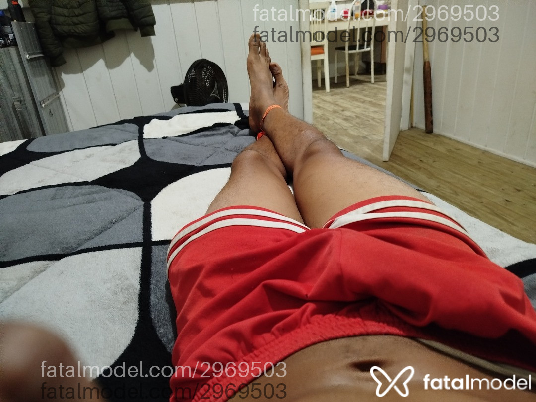 Acompanhante homem com cabelo castanho de olhos castanhos - Marreta Preta