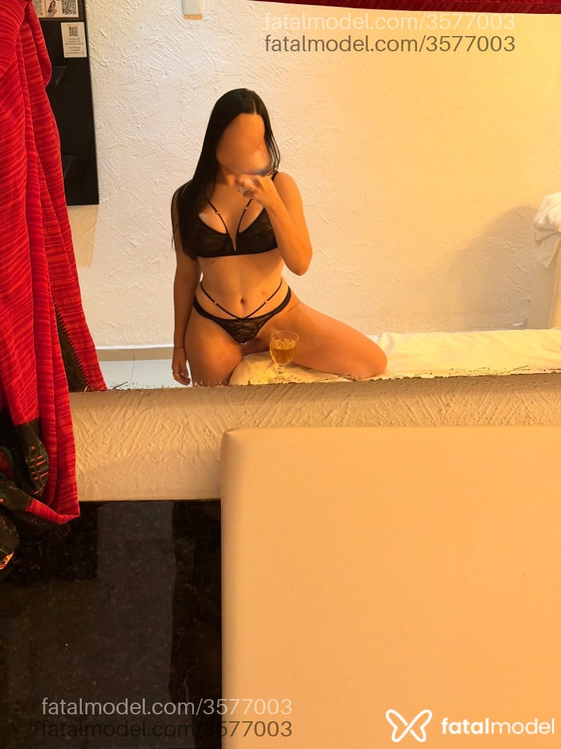 Acompanhante mulher morena (o) de olhos pretos - Laura