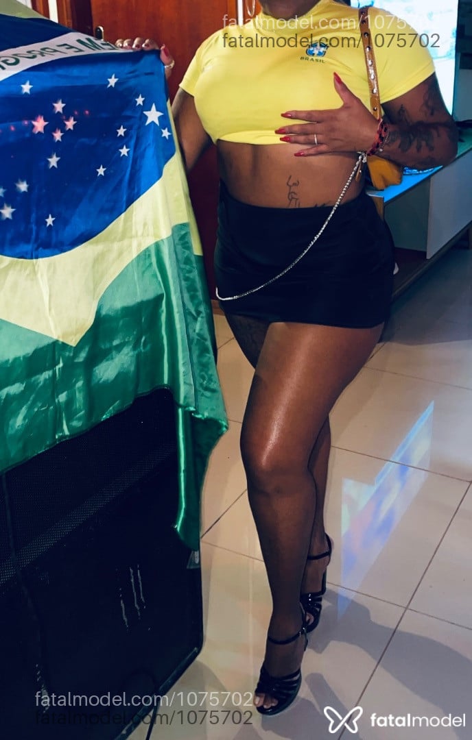 Acompanhante mulher loira (o) de olhos pretos - Stella
