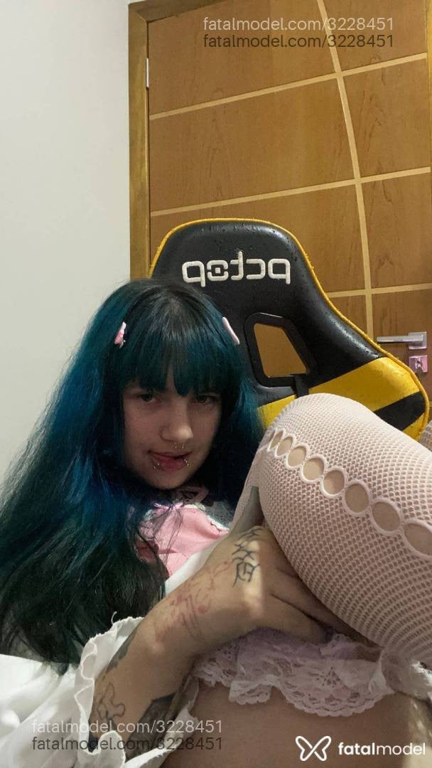 Acompanhante mulher com cabelo colorido de olhos verdes em Virtual - Yurizinha