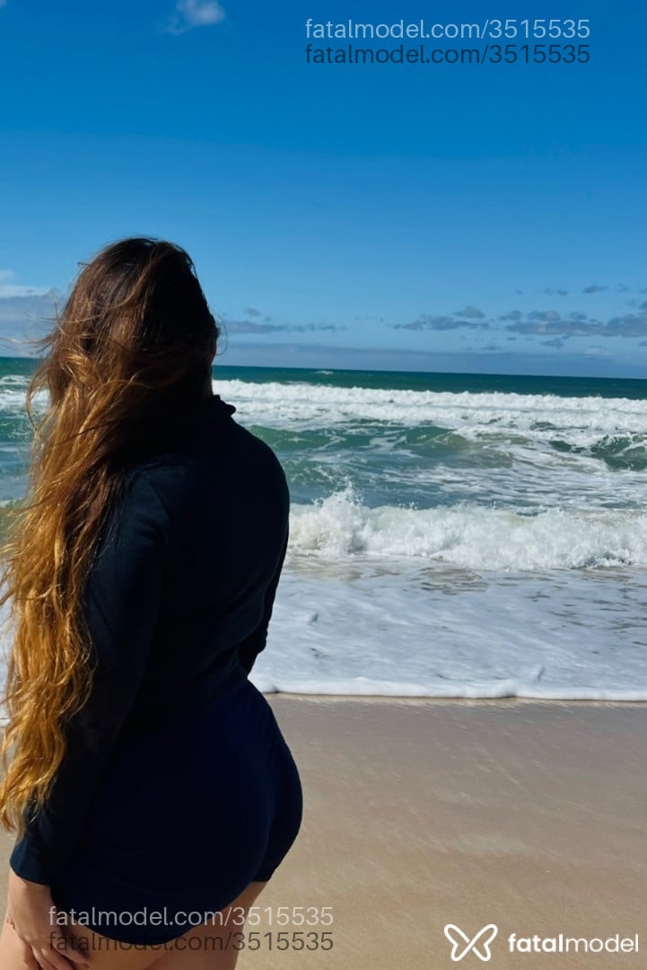 Acompanhante mulher loira (o) de olhos castanhos - Alice