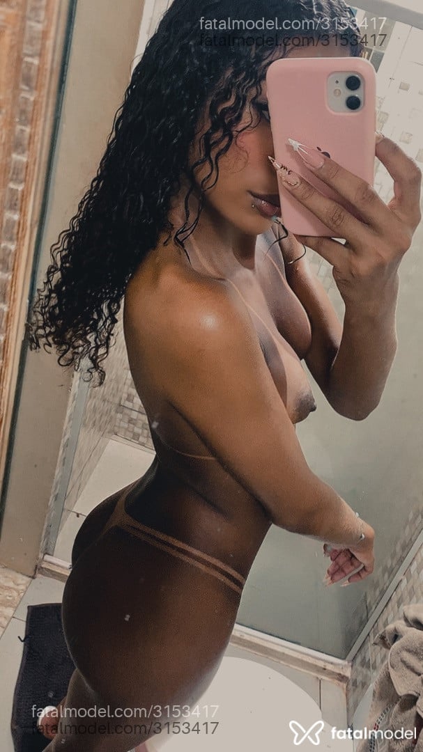 Acompanhante mulher trans morena (o) de olhos pretos - Manuella Guimarães